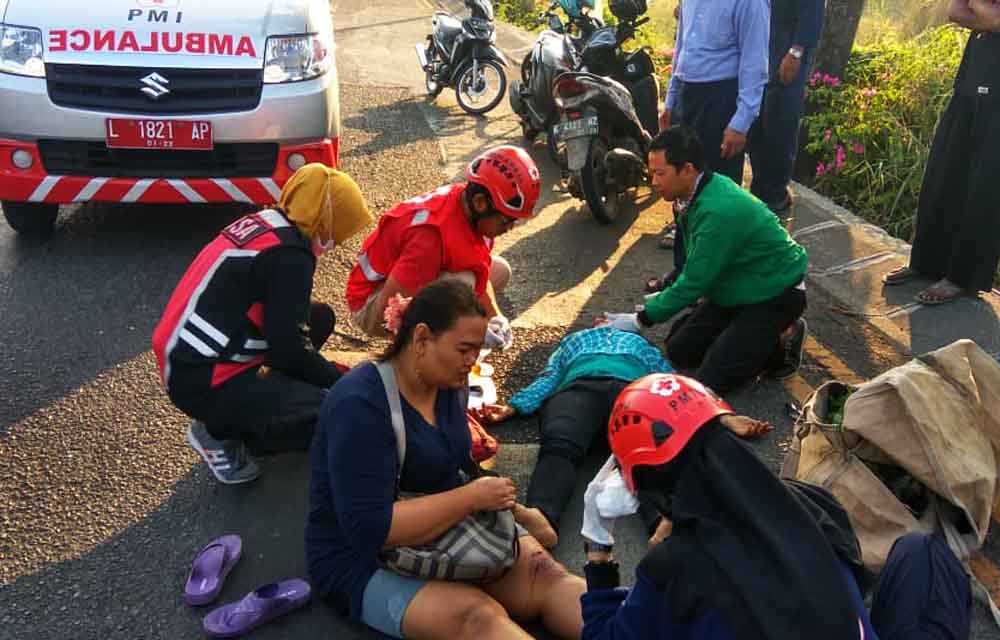 korban mendapat pertolongan dari petugas PMI