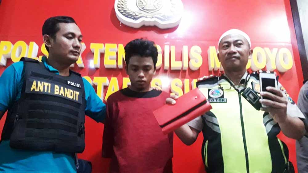 Faisol (tengah) saat diamankan di Mapolsek Tenggilis Surabaya

