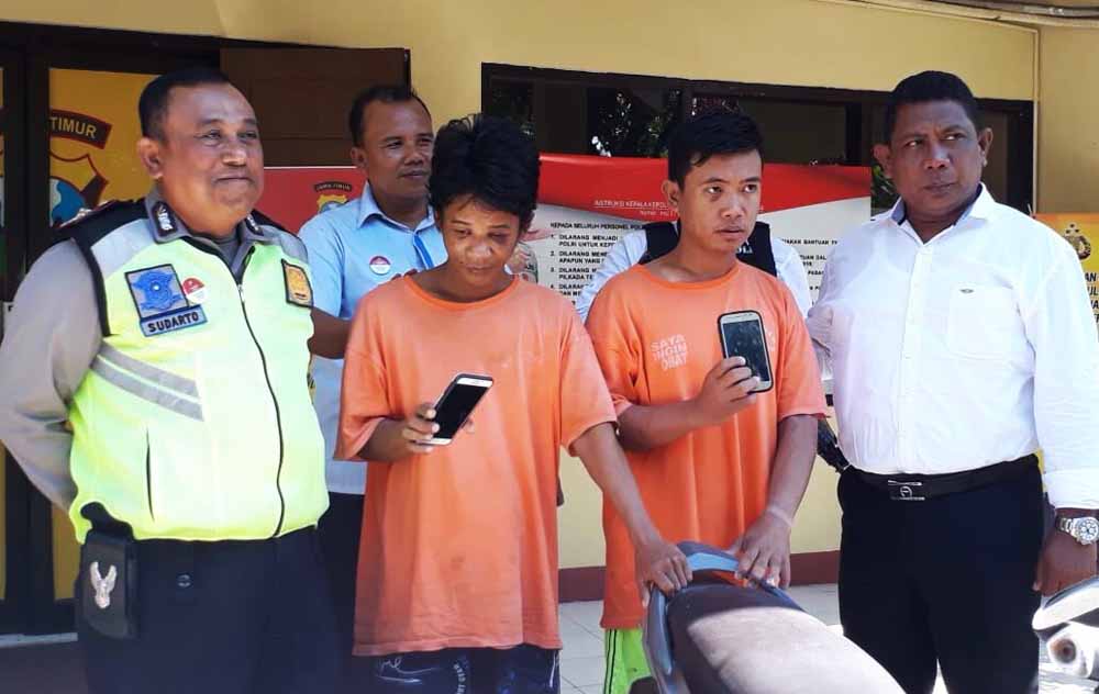 Dua tersangka saat berada di Mapolsek Gubeng
