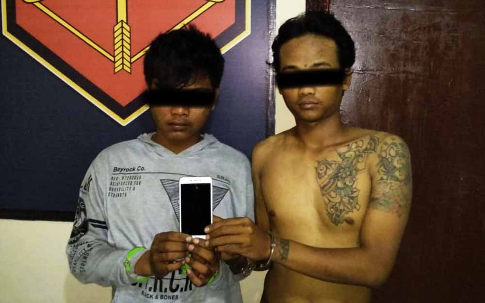 Dua jambret bersama barang bukti HP saat di Mapolsek Sukolilo