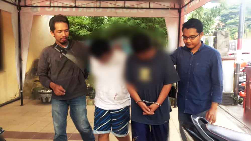 Dua tersangka saat dikeler di Mapolsek Genteng
