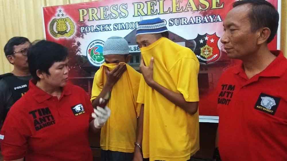 Dua pelaku jambret saat diamankan di Mapolsek Simokerto
