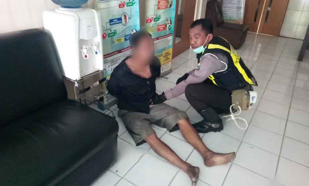 Pelaku jambret saat diamankan di Mapolsek Tambaksari, Surabaya