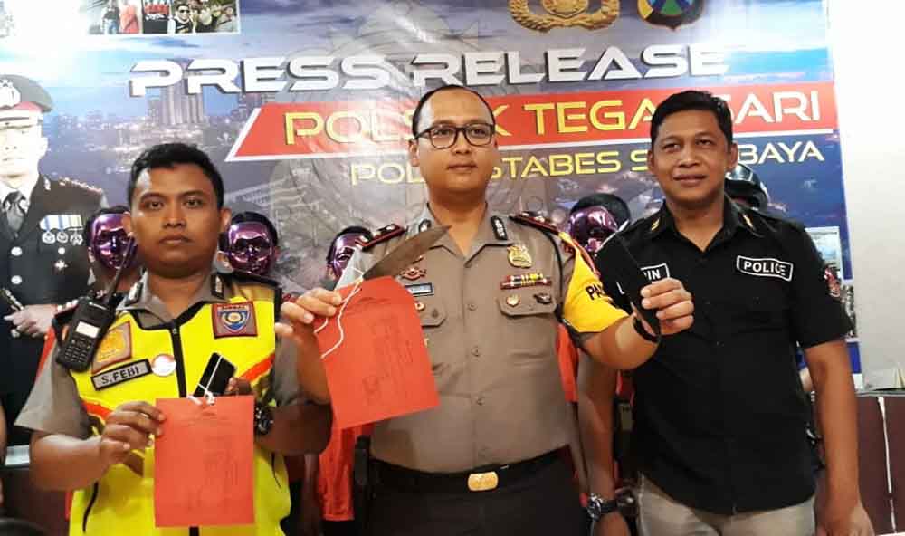 Polisi menunjukkan para tersangka dan barang bukti kejahatan