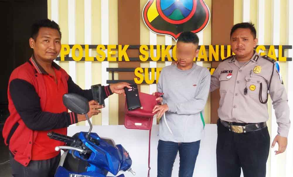 Tersangka saat berada di Mapolsek Sukomanunggal