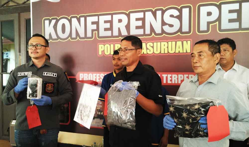 Polisi menunjukkan barang bukti penjambretan