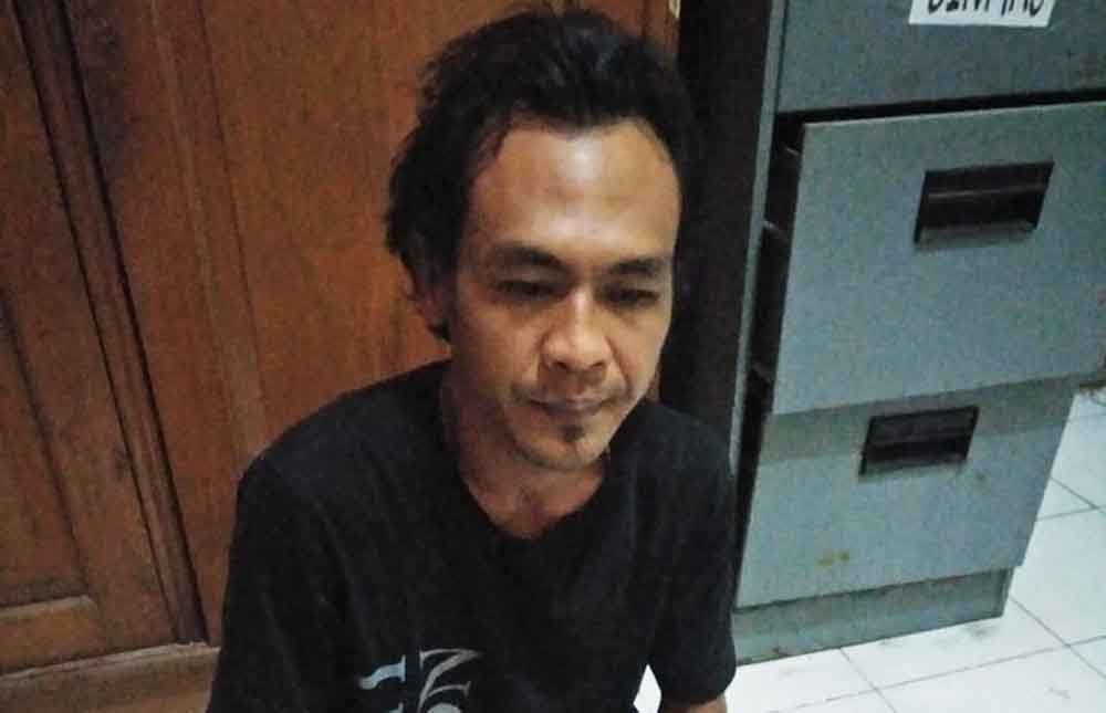Tersangka saat berada di Mapolsek Banyuwangi