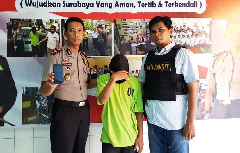Tersangka saat berada di Mapolsek Genteng