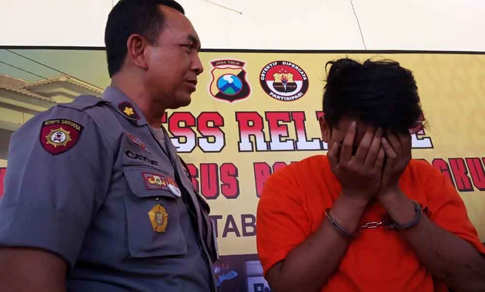 Pelaku saat di Mapolsek Rungkut