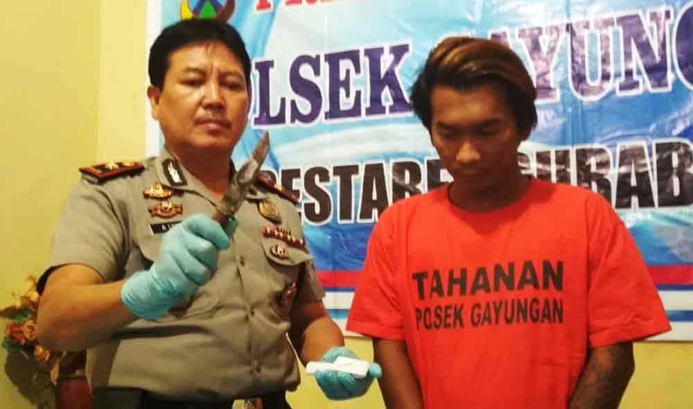  Tersangka Novryandi (kanan) saat diinterogasi Kompol Lukito di Mapolsek Gayungan Surabaya 

