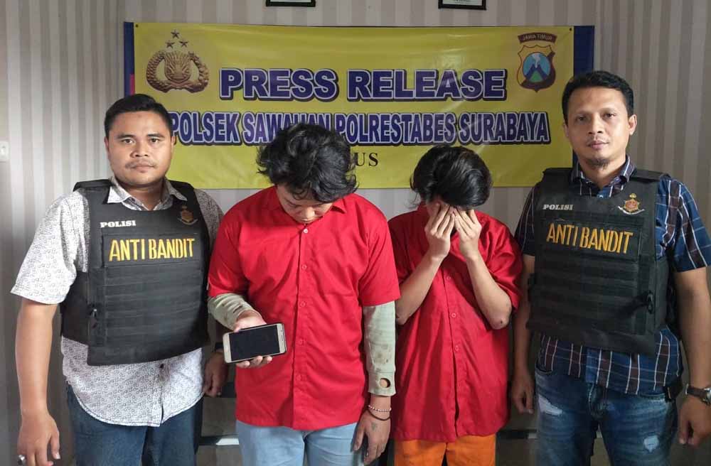 Kedua pelaku diamankan di Mapolsek Sawahan