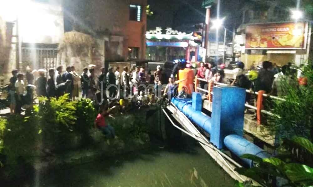 Warga berkerumun menunggu jambret disekitar jembatan Kapasan