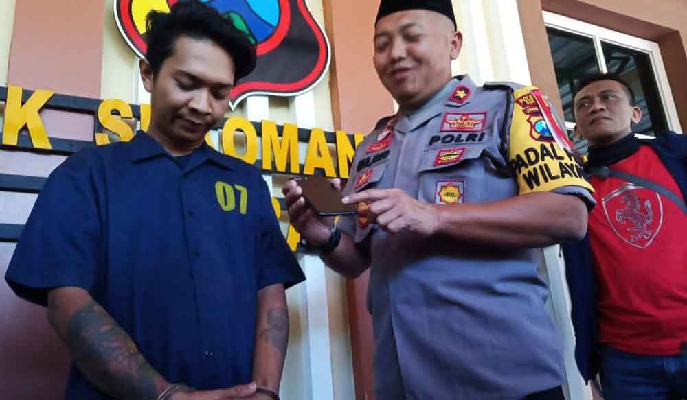 Tersangka saat berada di Mapolsek Sukomanunggal