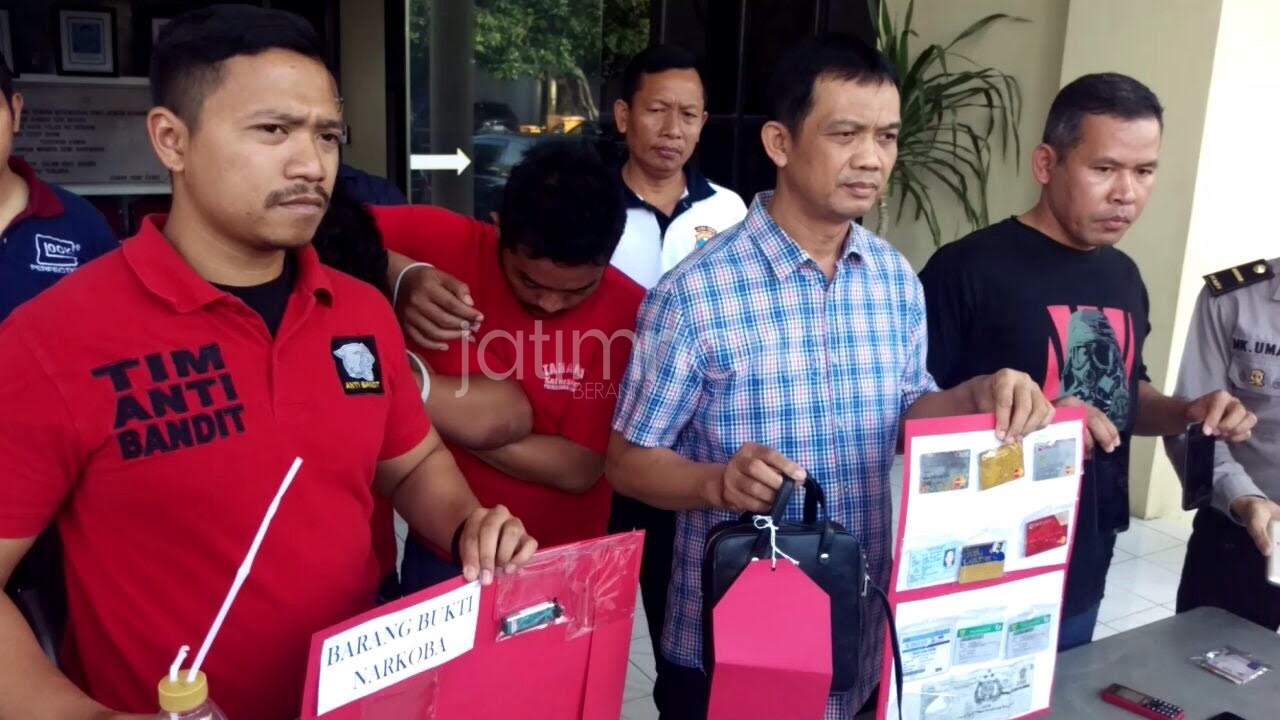 arang bukti sabu dan alat hisapnya yang disita penyidik dari pelaku Rommy./Foto: Narendra Bakrie.