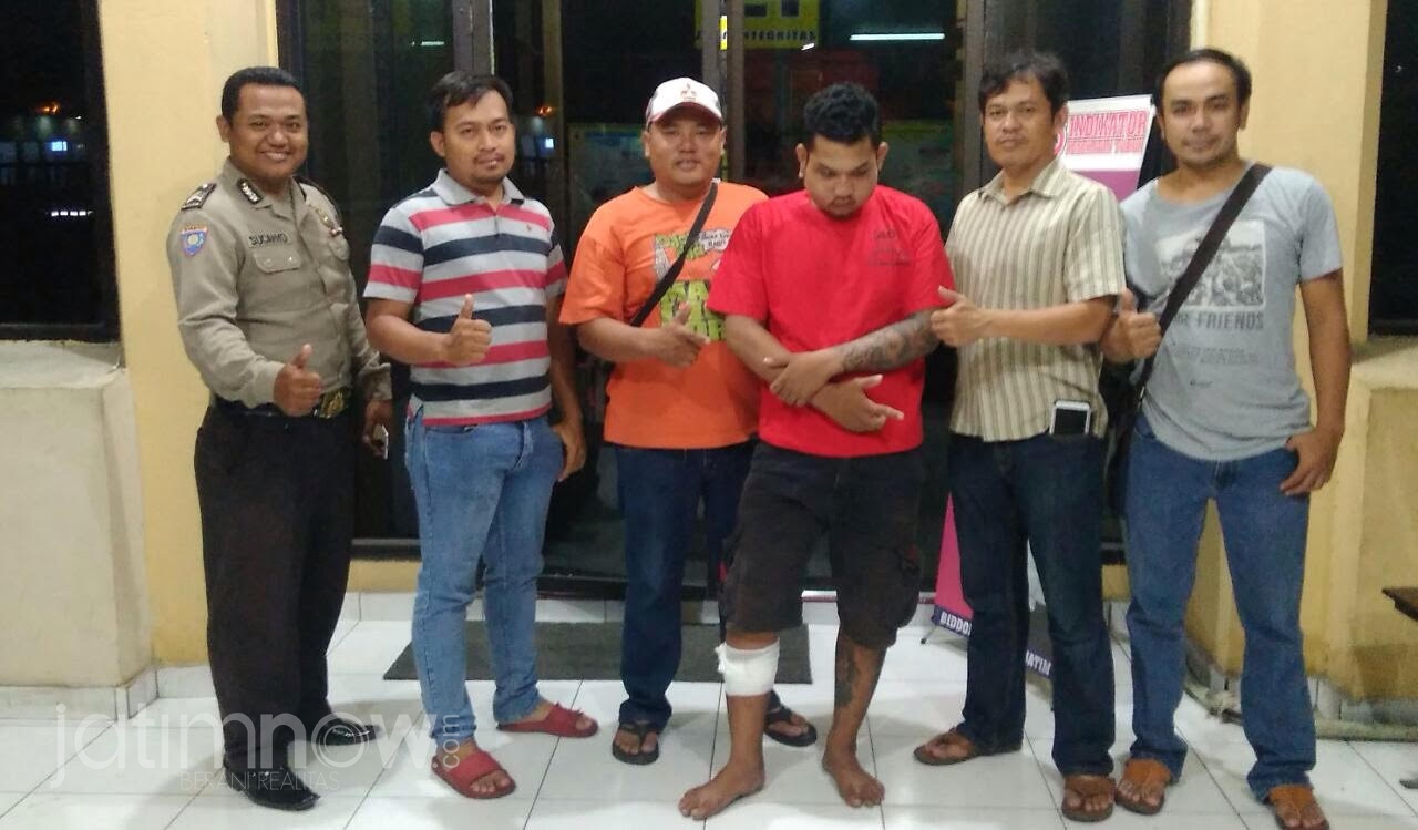 Andi (tiga dari kanan) saat diamankan di Mapolsek Karangpilang.