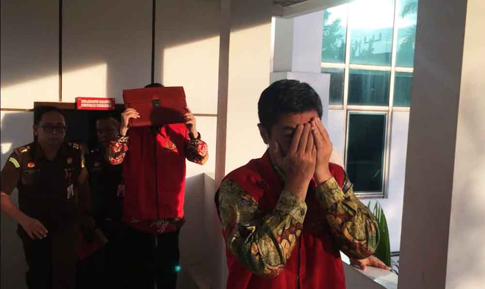 Dua tersangka saat ditahan oleh Kejati Jatim