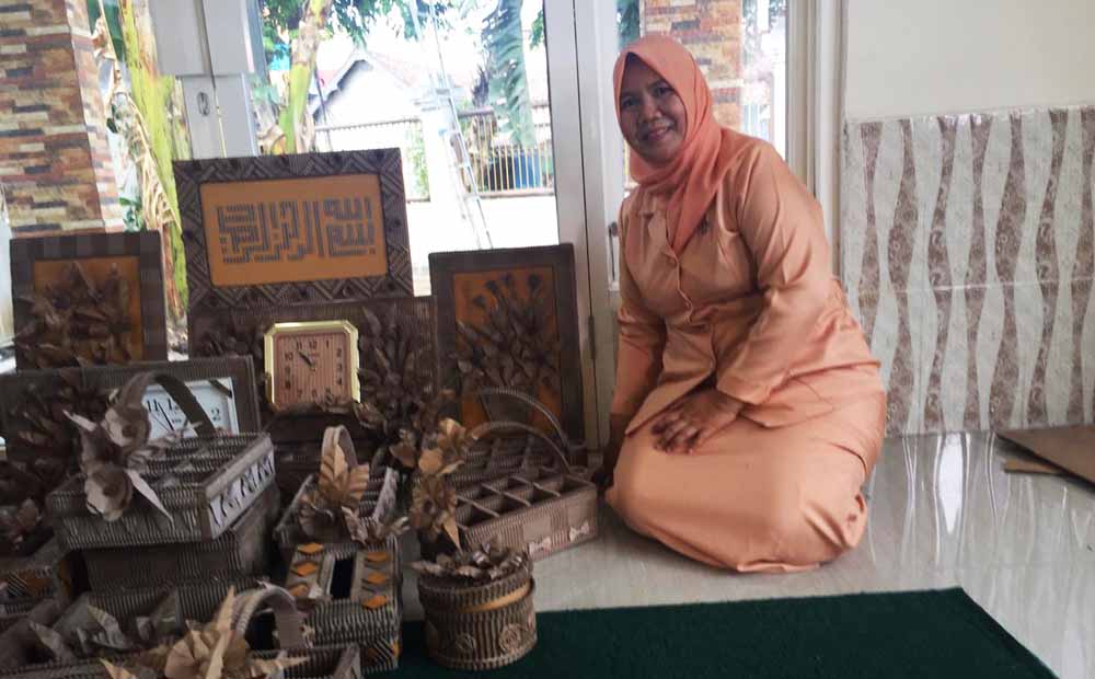 Janda-janda di Pasuruan Sulap Limbah Kardus Jadi Kerajinan Cantik