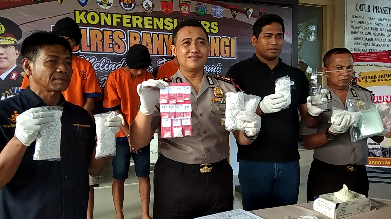 Kapolres Banyuwangi jumpa pers pengungkapan jaringan narkoba.