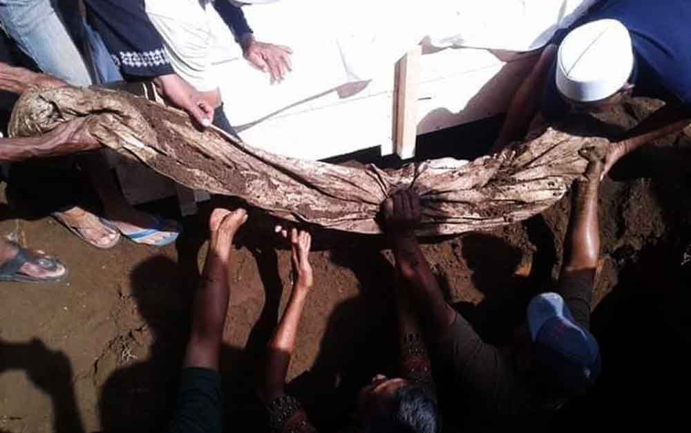 Proses pengangkatan jasad seorang kiai di Blitar