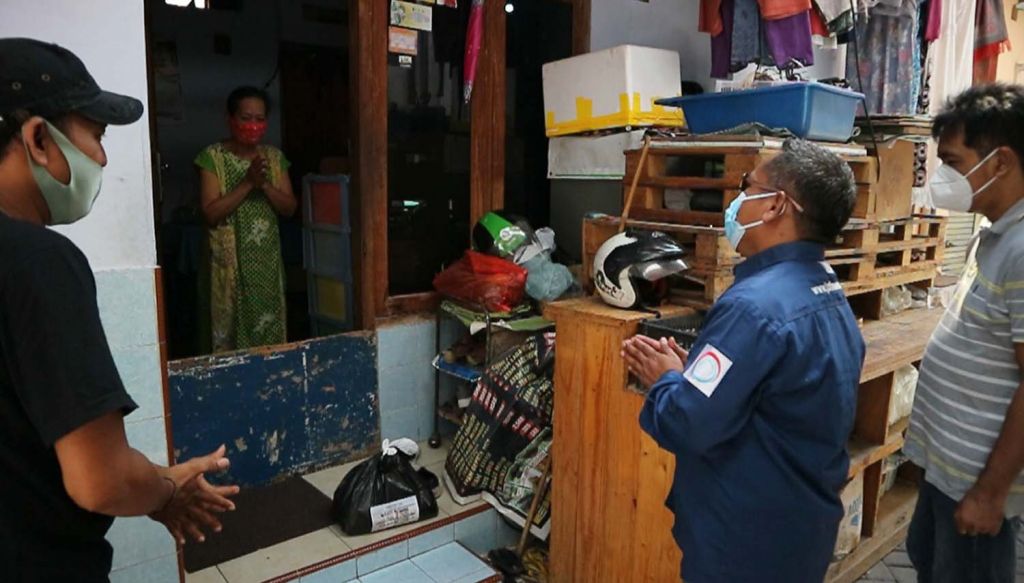 Media online jatimnow.com berbagi untuk warga isoman di RW 2, Kelurahan Airlangga, Kecamatan Gubeng, Kota Surabaya