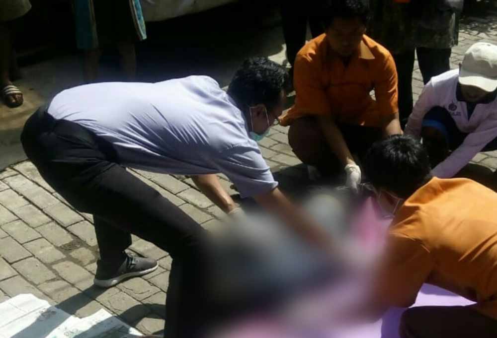 Warga berusaha menolong korban ke rumah sakit