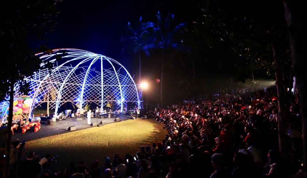 Pertunjukan musik jazz di kaki Gunung Ijen Banyuwangi