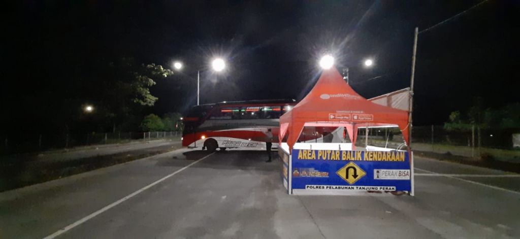 Kendaraan yang akan masuk ke Jembatan Suramadu sisi Surabaya diminta putar balik (Foto-foto: Ni'am Kurniawan/jatimnow.com)