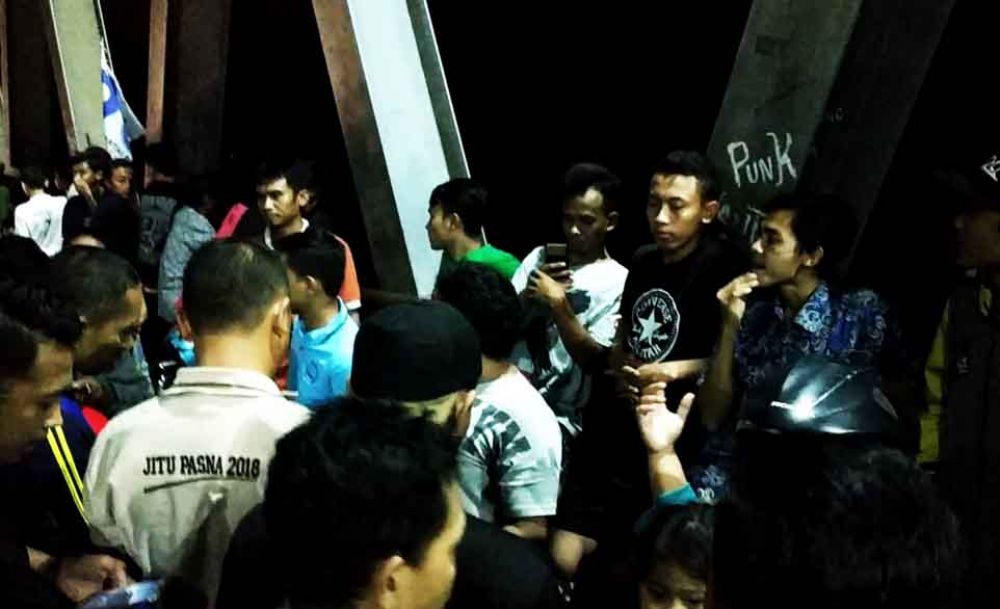 Warga berkerumun mencari korban yang meloncat dari jembatan