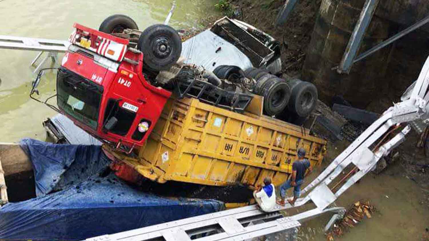Truk yang terjebak jembatan runtuh/Foto: Istimewa