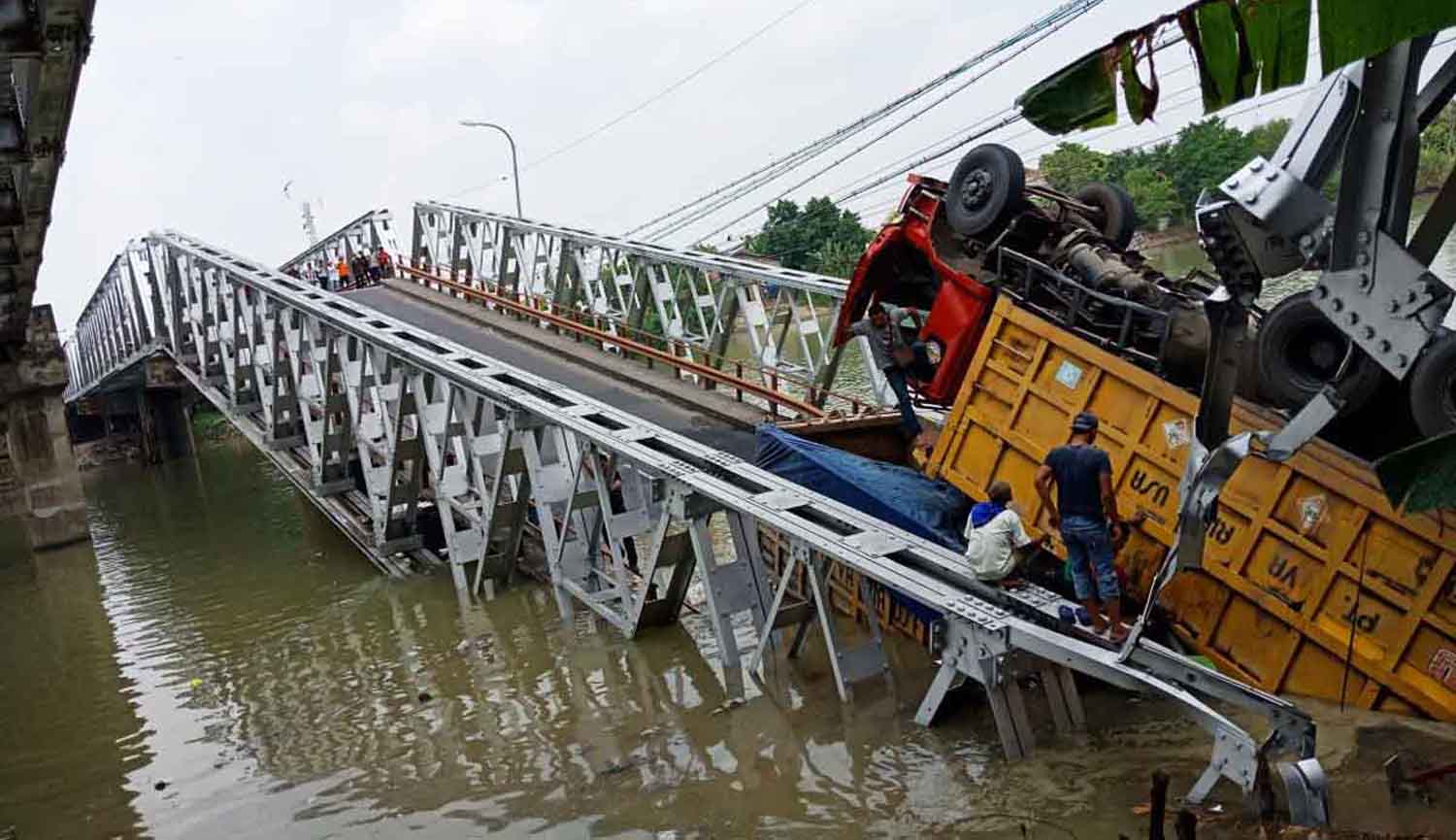 Sejumlah kendaraan yang ikut terjatuh bersamaan dengan runtuhnya Jembatan Widang/Foto: Istimewa