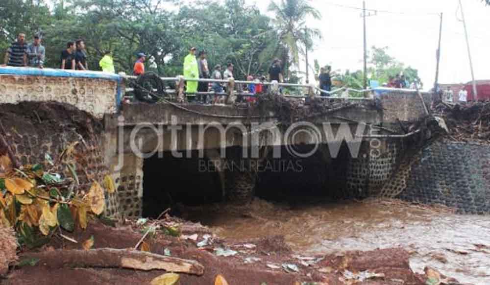 Warga membersihkan sisa-sisa banjir bandang