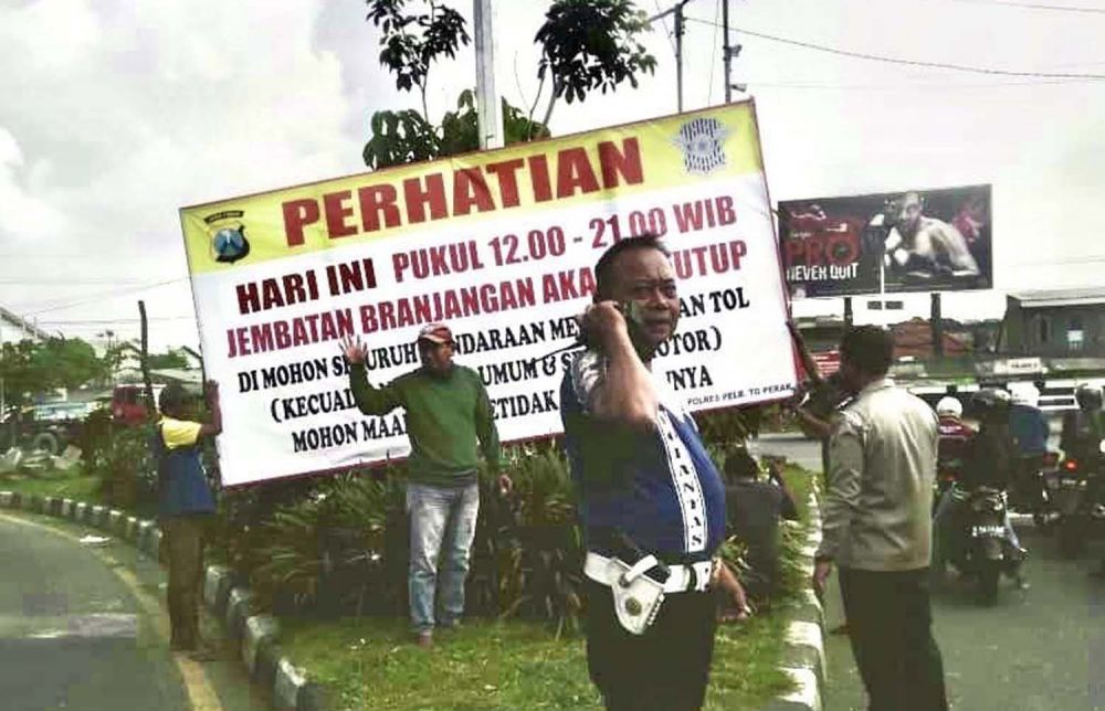 Papan petunjuk Jembatan Branjangan ditutup