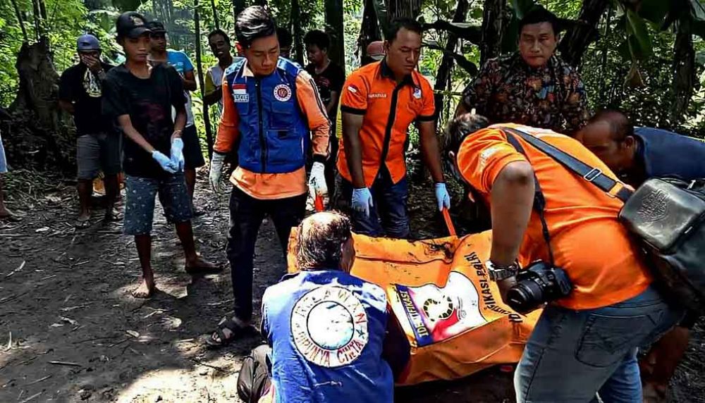 Evakuasi mayat di sungai