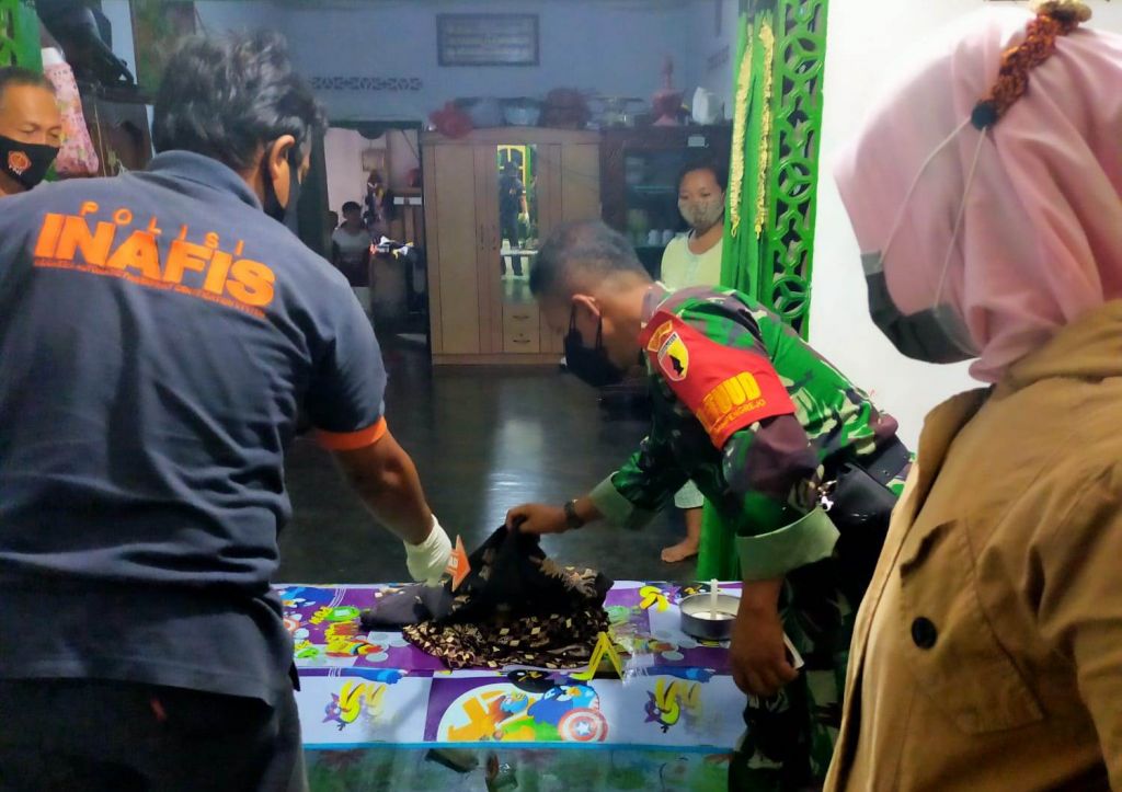 Polisi melakukan olah TKP tewasnya bayi di Kediri.