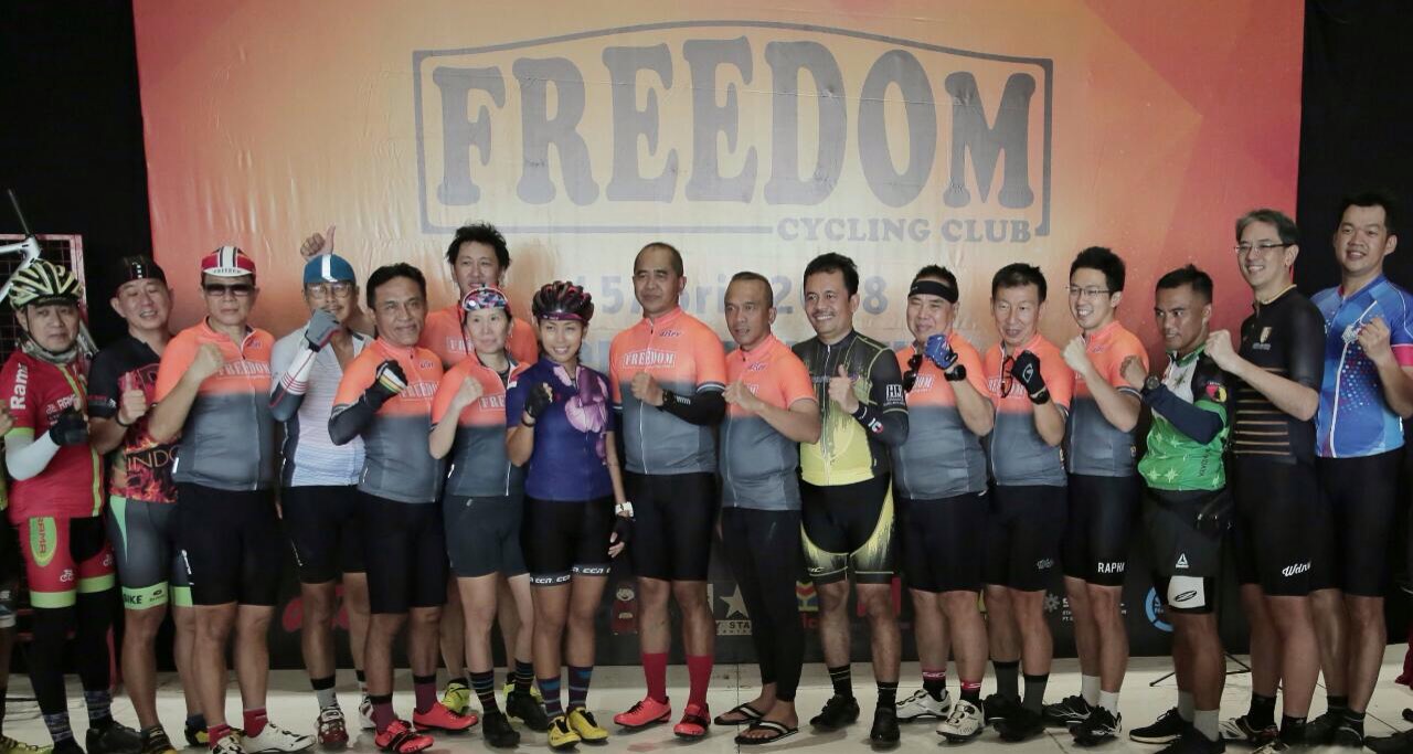 Launching Jersey Baru, Polisi dan TNI Gowes Bareng