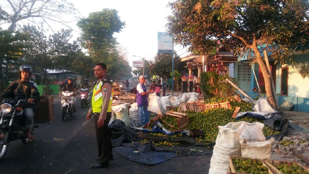 Hindari Kendaraan yang Belok, Truk Angkut Jeruk Kecelakaan di Blitar 