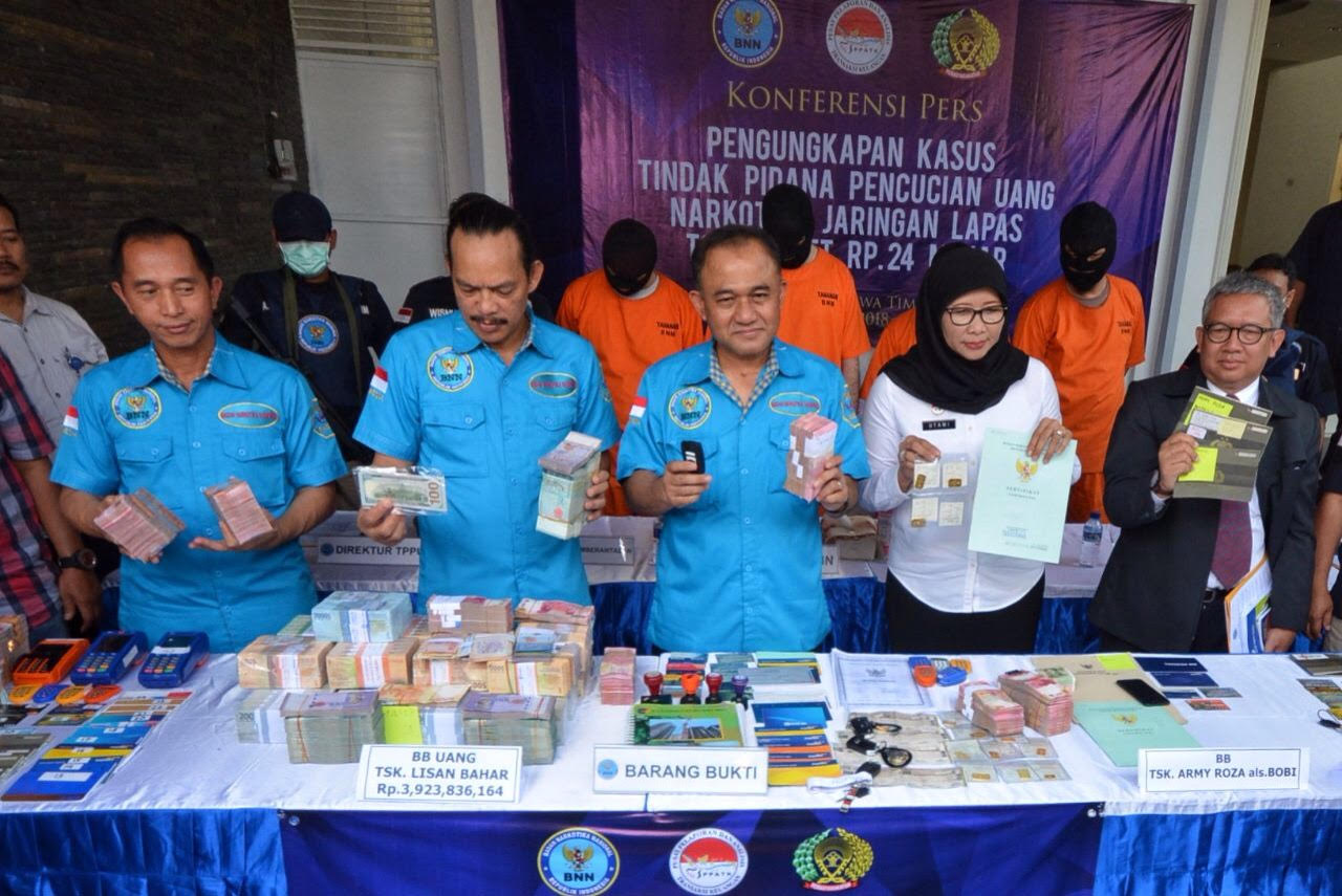 Petugas menunjukkan barang bukti dan tersangka.