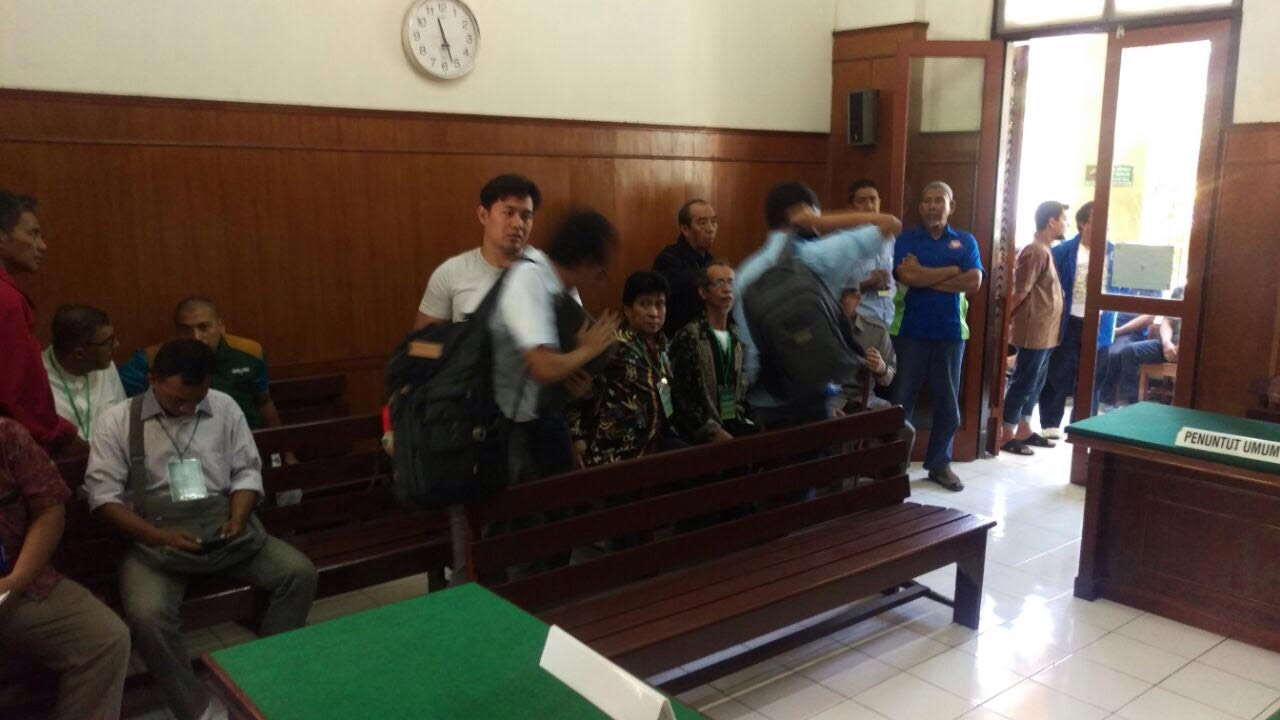 Suasana sidang gugatan perdata warga Perak ke Pelindo III di PN Surabaya