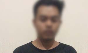 Tersangka saat menjalani identifikasi di Mapolrestabes Surabaya.