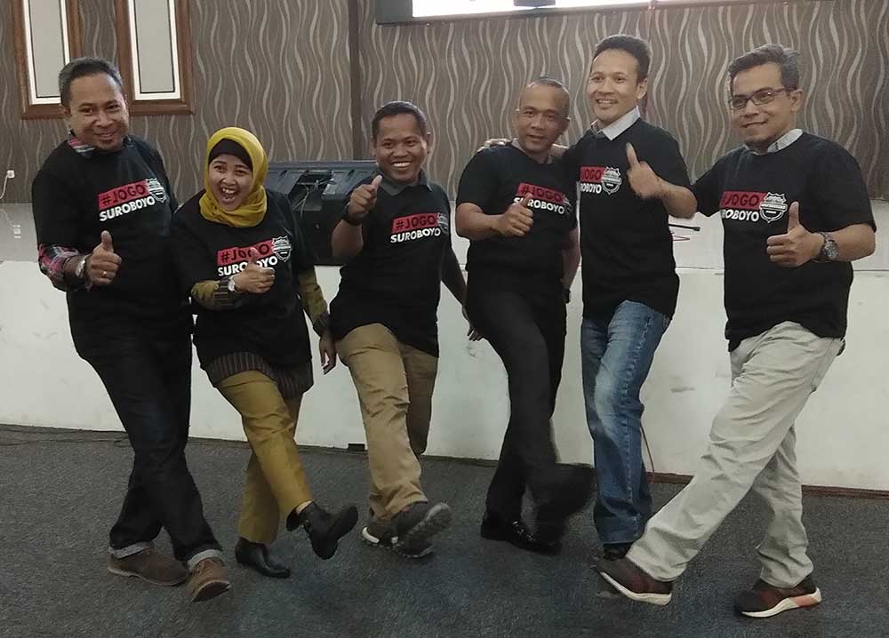 Kapolrestabes Surabaya Kombes Pol Rudi Setiawan (tengah) bersama jurnalis 