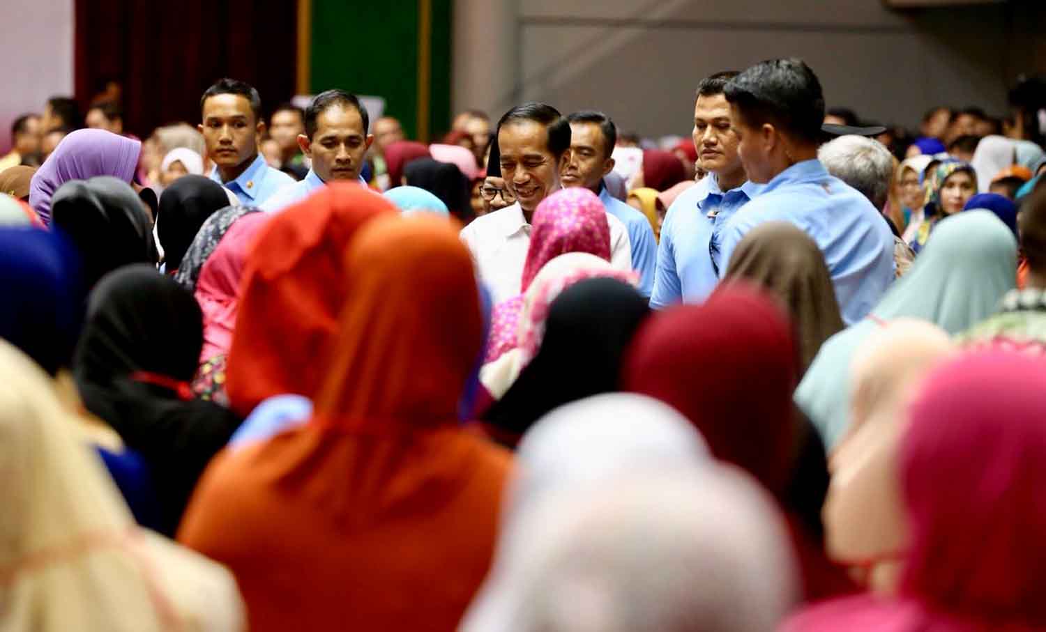 Presiden Joko Widodo di tengah keluarga penerima manfaat di Gersik.