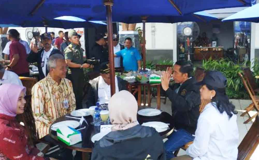 Presiden Jokowi Cicipi Pecel di Rest Area Tol Ngawi
