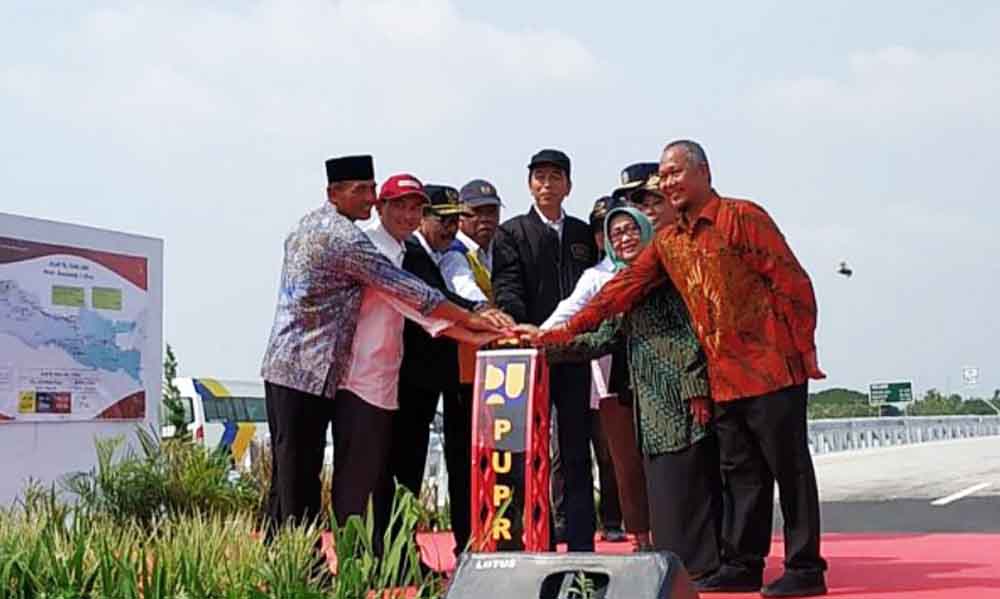 Resmikan Tol Trans Jawa, Jokowi Instruksikan Rest Area untuk UMKM