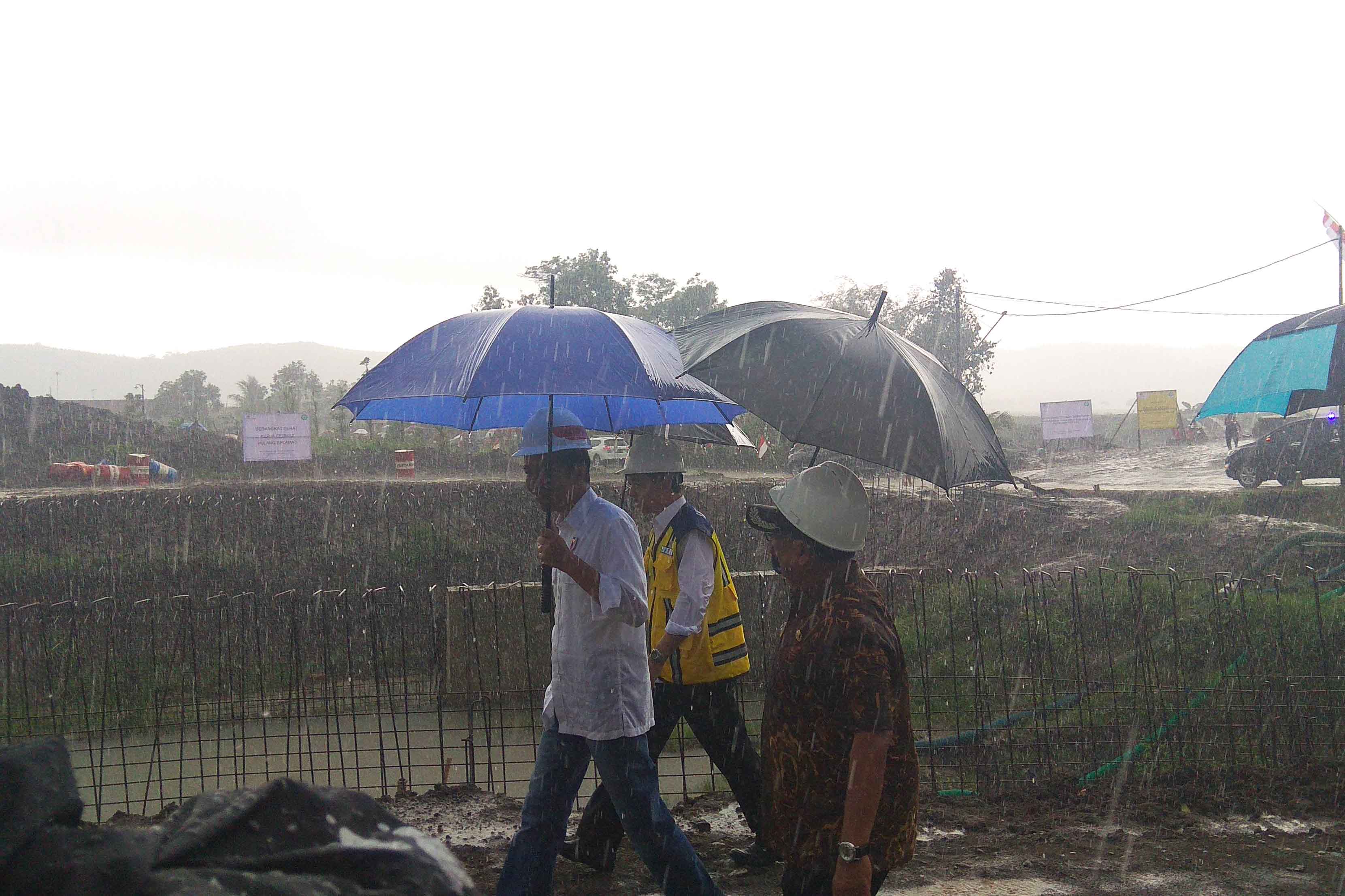 Presiden Jokowi Pantau Proyek di Tengah Hujan Deras di Blitar