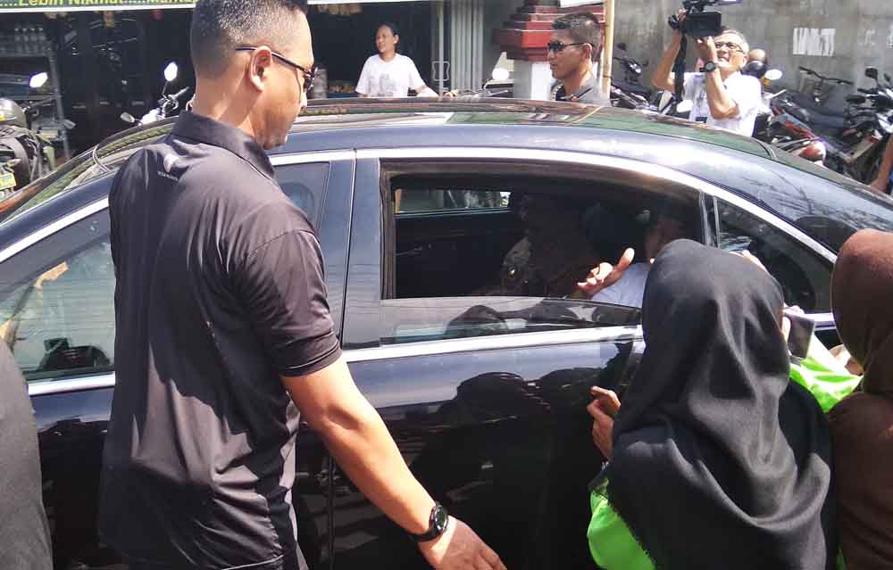 Presiden Jokowi meladeni permintaan warga untuk bersalaman