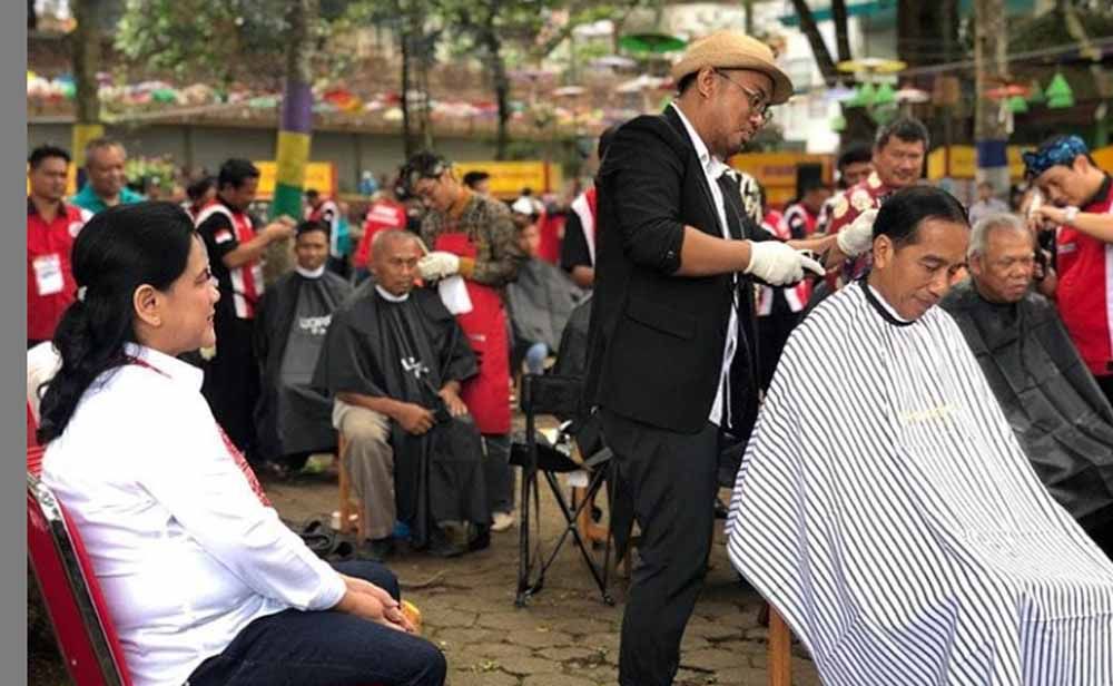 Cukur di Bawah Pohon, Presiden Jokowi:  Sudah Rapikah Anda Hari Ini?