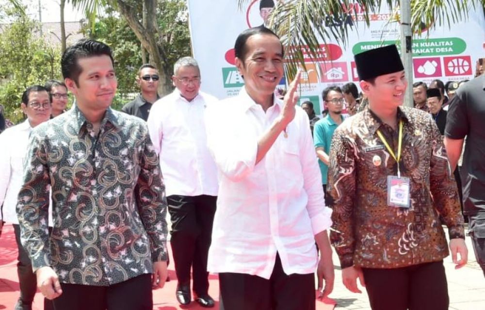 Jokowi diapit Bupati Emil dan Cak Ipin saat akan Salat Jumat Masjid Agung di Trenggalek, Jumat (4/1/2019)