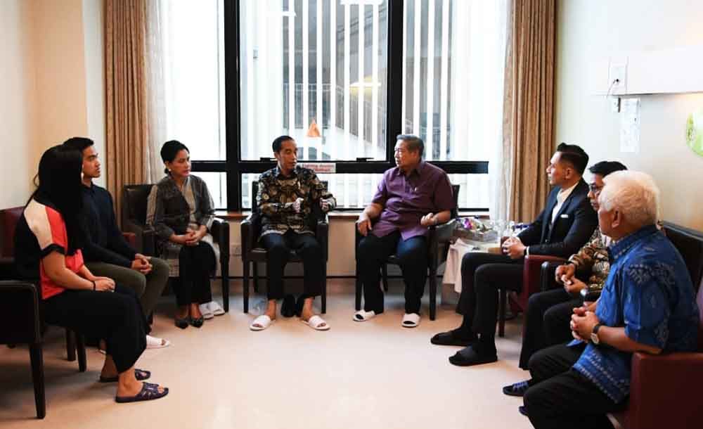 Presiden Jokowi dan Ibu Negara saat menjenguk Ibu Ani Yudhoyono di Singapura/ Foto: setkab.go.id