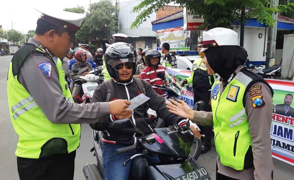 Sosialisasi larangan merokok bagi pengendara di Jombang
