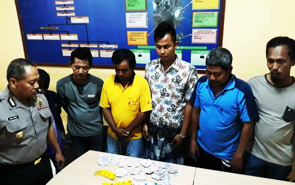 Enam tersangka saat berada di Mapolsek Sukomanunggal